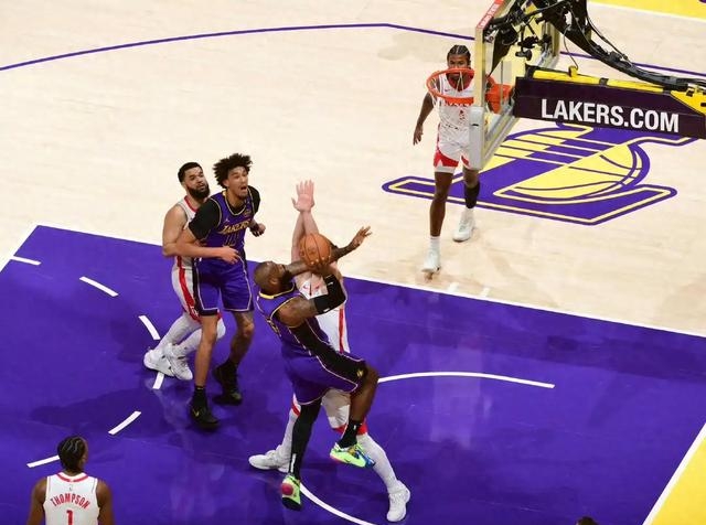 爱游戏亚洲官网-火箭队大胜湖人，球员表现出色，赢得观众眼球