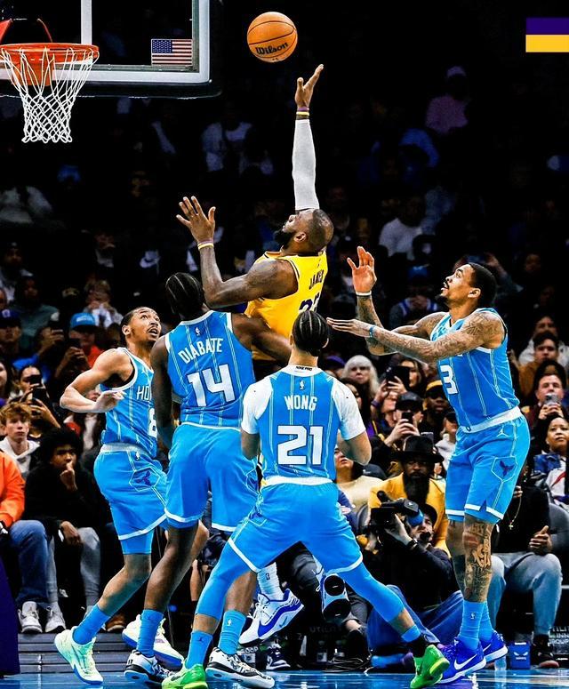 火箭队大胜湖人,球员表现出色,赢得观众眼球 火箭队大胜湖人,球员表现出色,赢得观众眼球