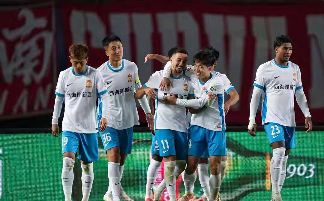 爱游戏登录-足球比赛中球队发挥出色，球迷欢呼雀跃