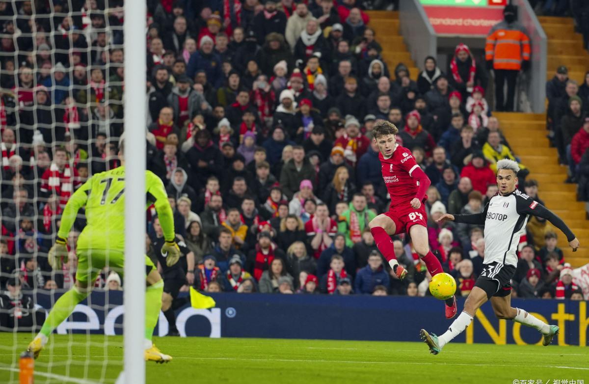 爱游戏亚洲官网-里尔球员密切配合，备战欧冠小组赛决心夺冠