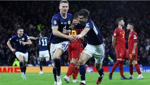 爱游戏官网-包含哥伦比亚赢得两连胜，争夺小组头名的词条