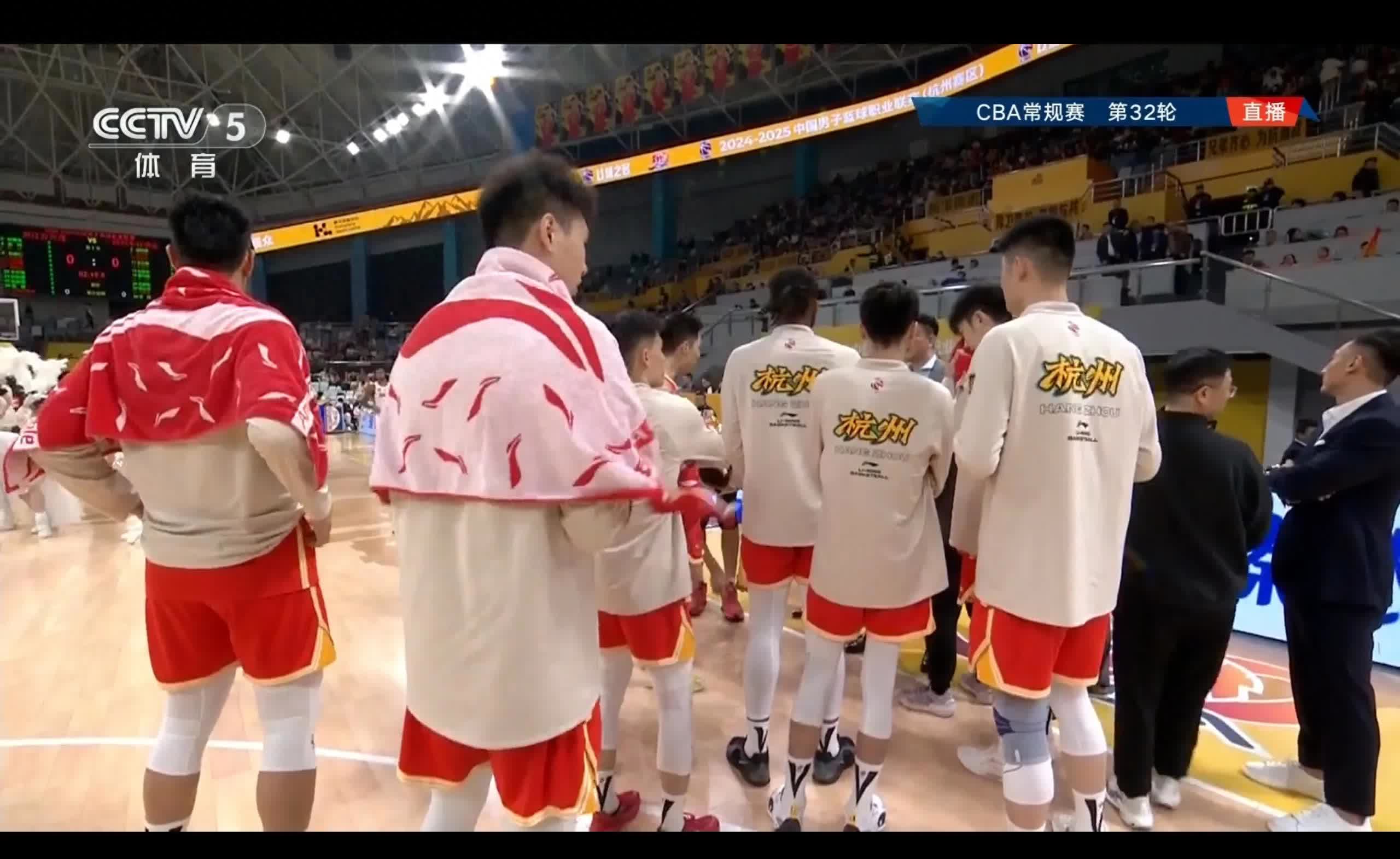 海南男篮在场上表现出色,成功赢下比赛 海南男篮在场上表现出色,成功赢下比赛