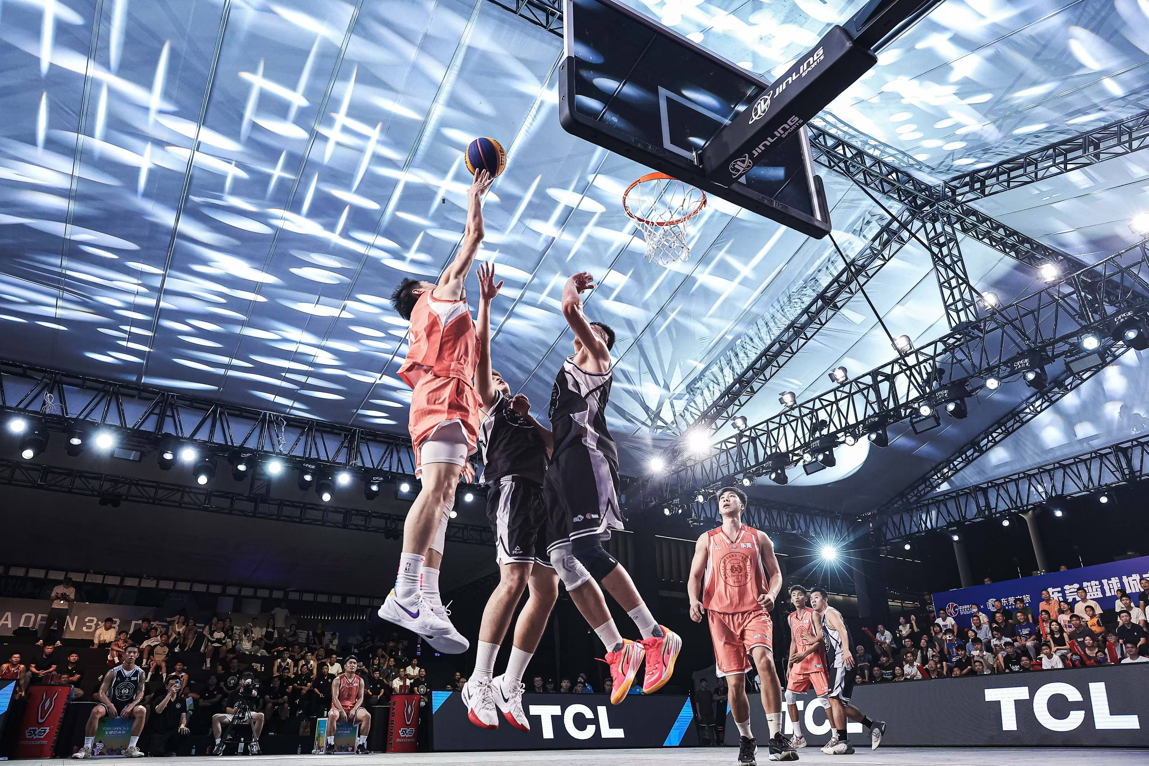 爱游戏网页版登录入口-关于篮球比赛上演激烈对决，球队表现出色斩获胜利的信息