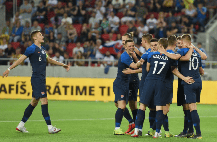 爱游戏-欧国联赛场上团队合作立大功