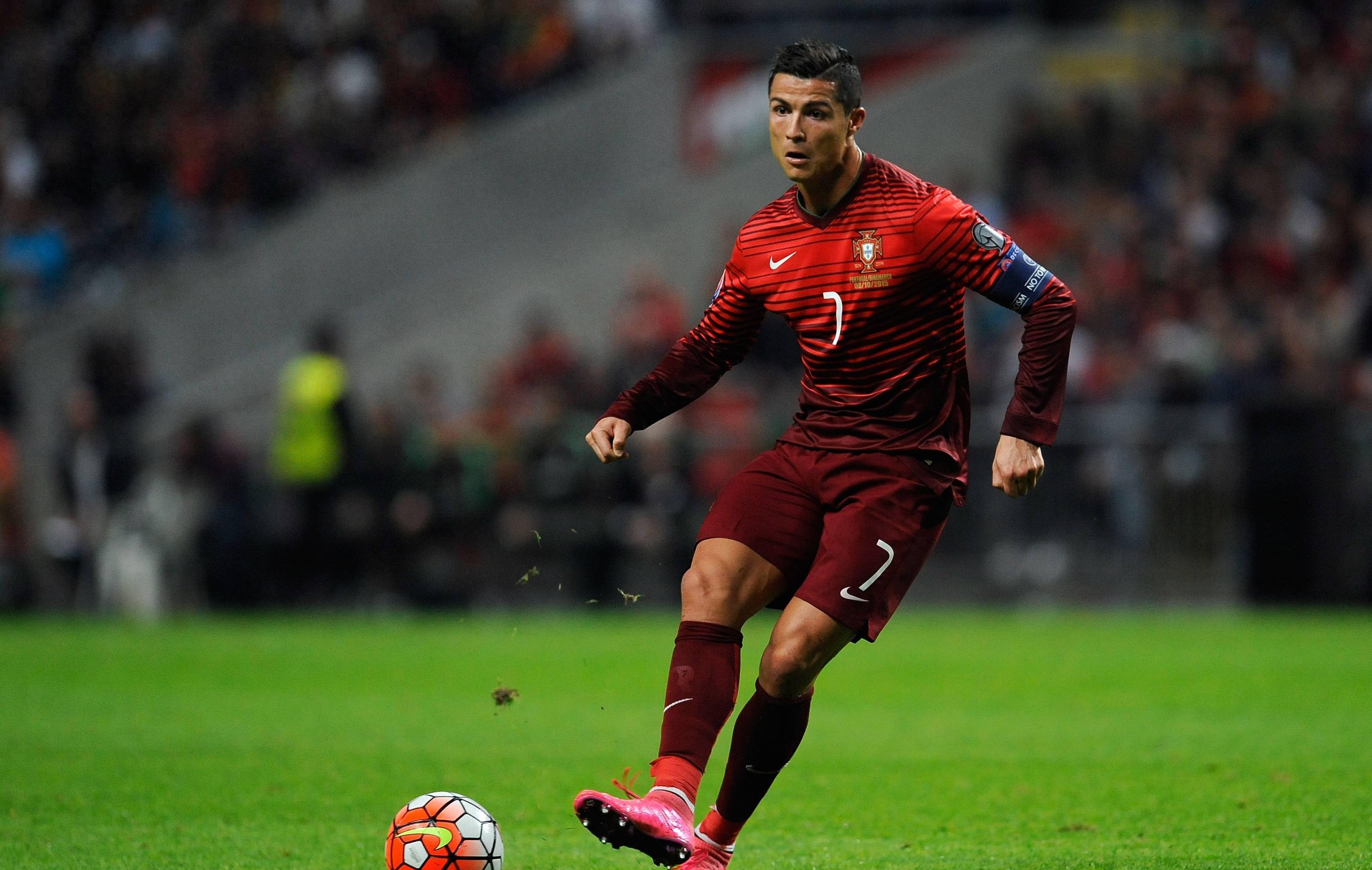 包含足球联赛热点话题，球员个人表现精彩纷呈的词条