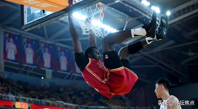 比赛中发生激烈冲突,主教练被罚出场 比赛中发生激烈冲突,主教练被罚出场