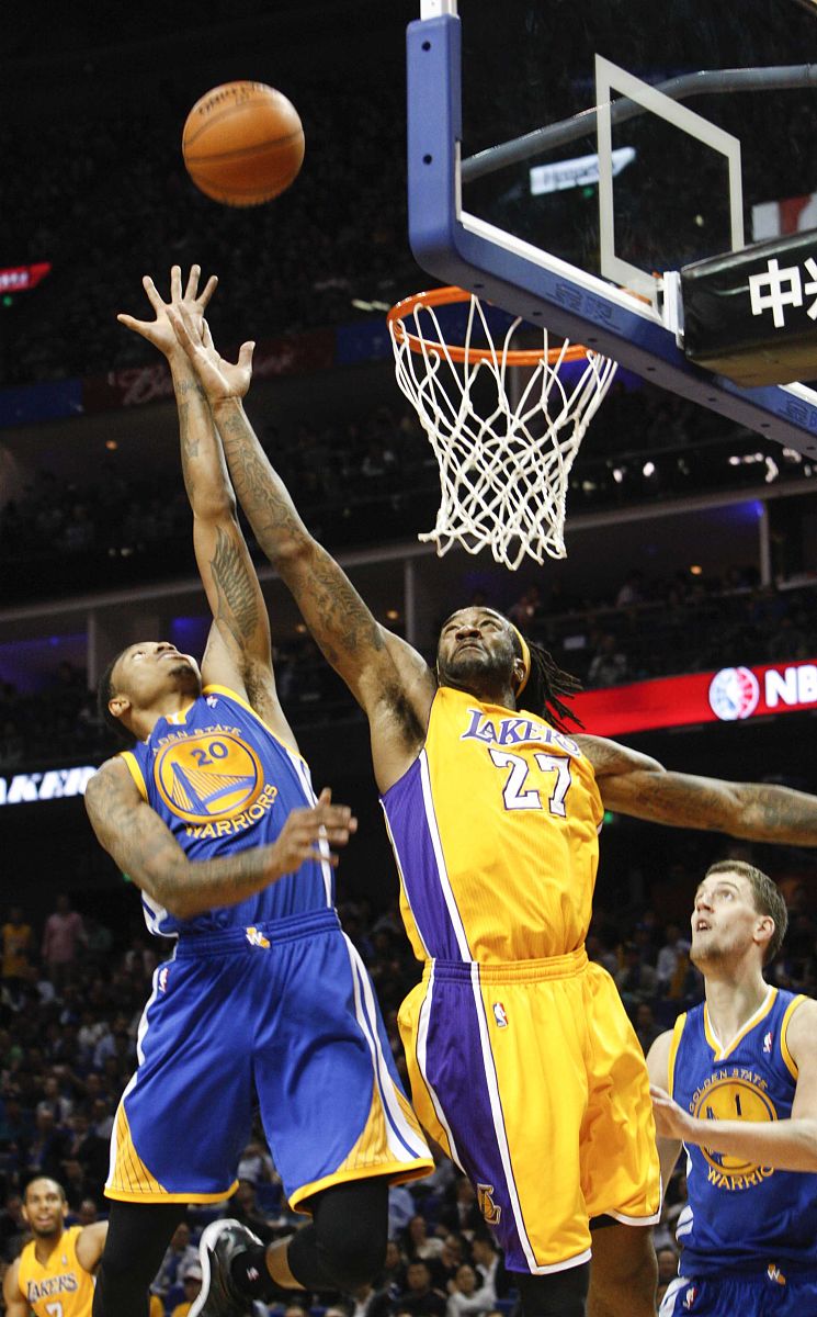 篮球比赛中的一幕幕精彩瞬间感动人心 篮球比赛中的一幕幕精彩瞬间感动人心