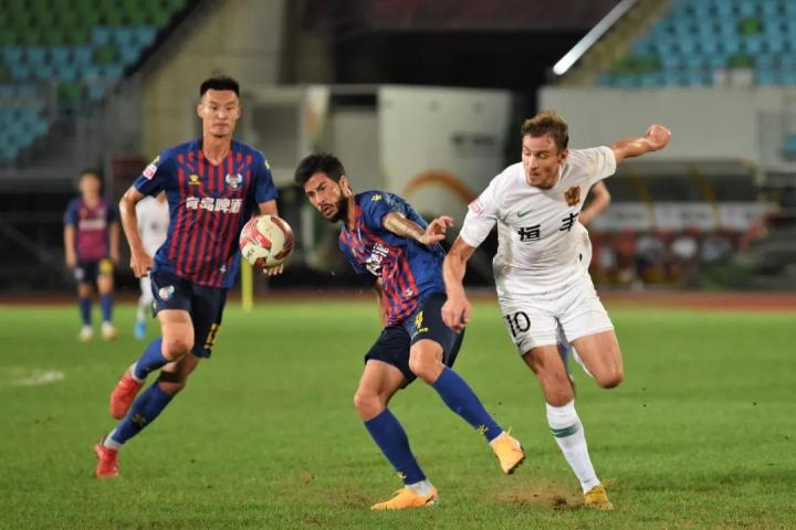 爱游戏体育下载-青岛黄海队员合作默契，力克对手