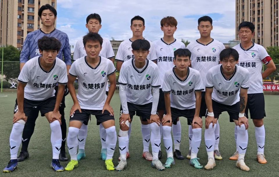 青岛黄海队员合作默契,力克对手 青岛黄海队员合作默契,力克对手