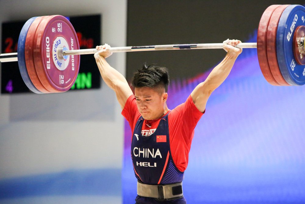 举重比赛中,选手意气风发胜利在望 举重比赛中,选手意气风发胜利在望